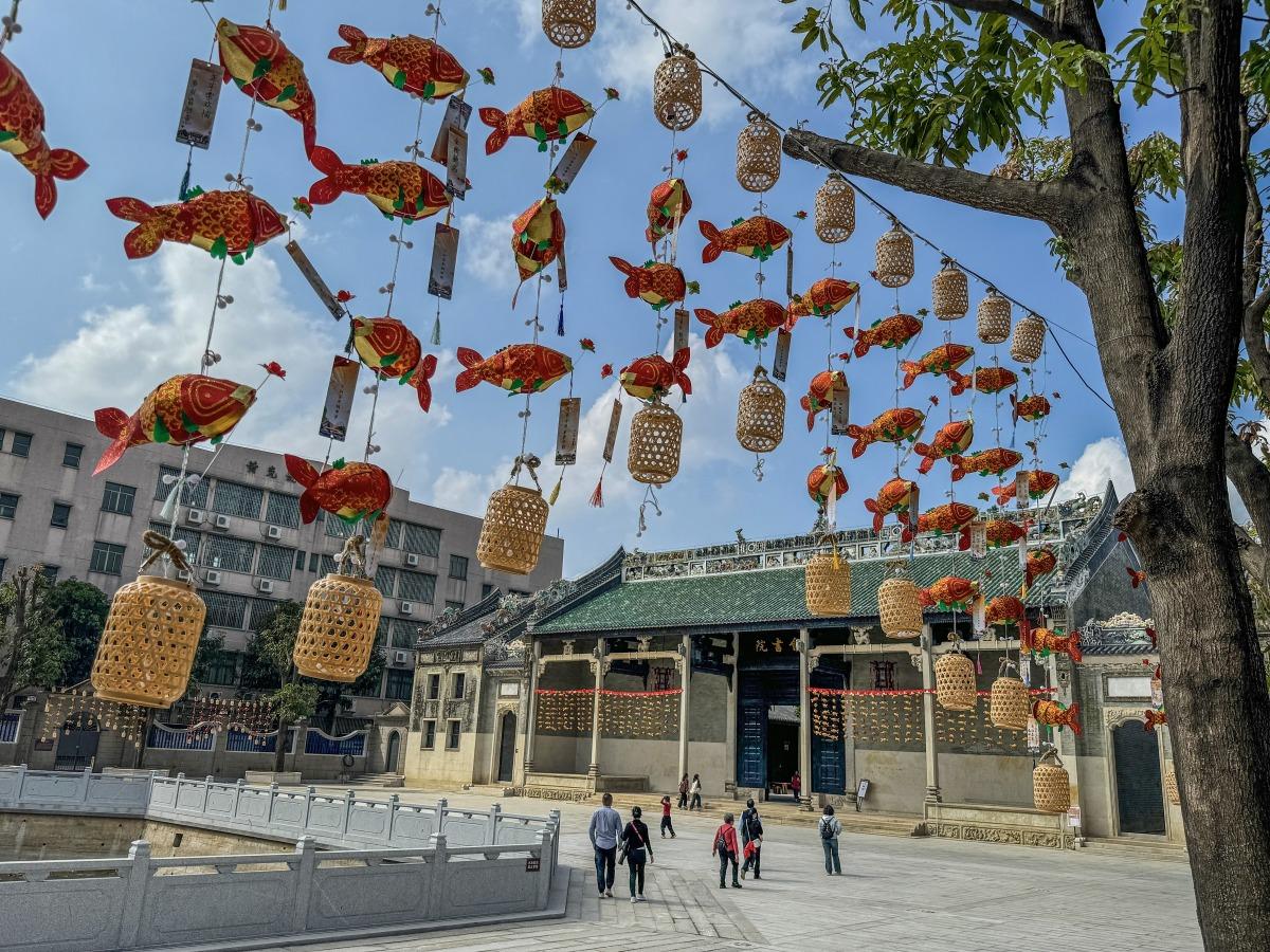 江門新會魚燈以鯉魚為主要造型,用傳統竹篾製作,外型美麗可愛,新會魚燈每年在元宵期間都有大型的市集、猜燈謎等活動,是江門元宵好去處。(圖片來源:視覺中國)