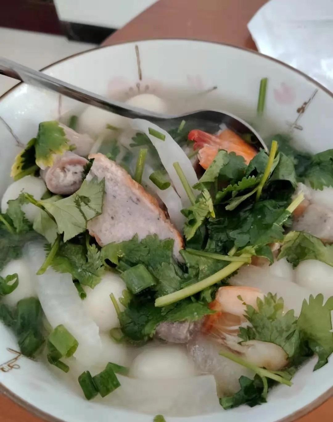 江門的台山及恩平每年元宵都吃鹹味湯圓,足料湯底是靈魂所在。(圖片來源:江門發布)