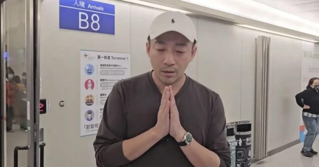 汪小菲得知大S去世後,即帶現任妻子Mandy 從泰國飛奔返台,上演雨中跪地痛哭的深情舉動。