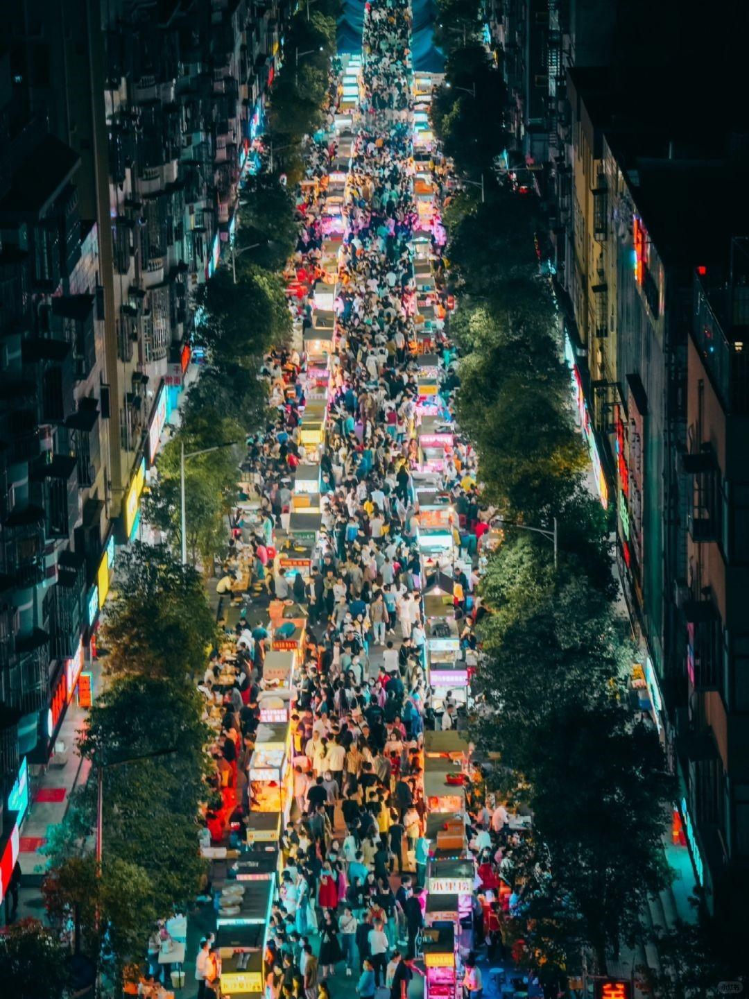 深圳寶安鹽田美食街長約400米,是深圳最大的夜市,整夜燈火通明很有美感。(圖片來源:牛馬探個店@小紅書)