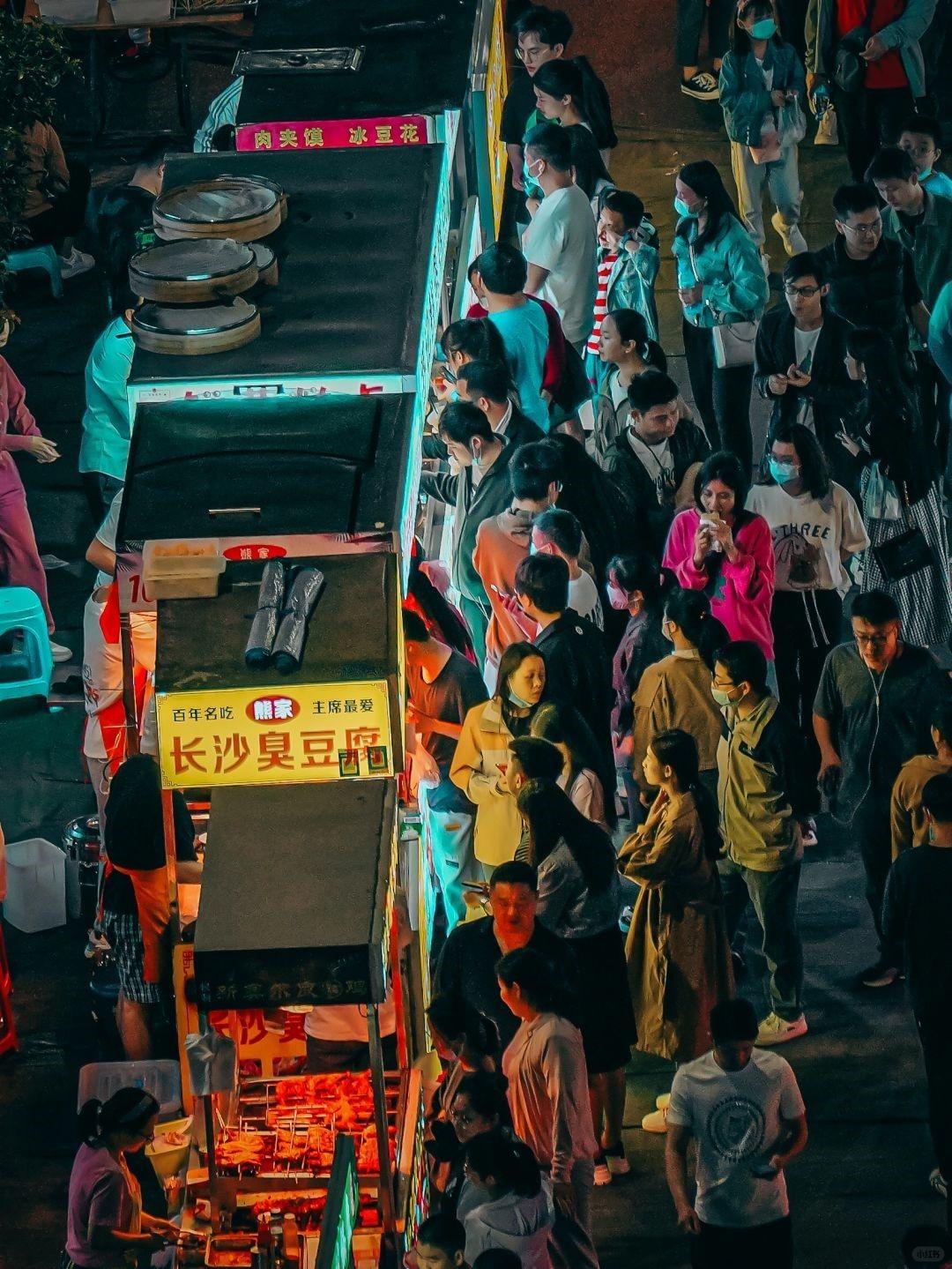 深圳寶安鹽田美食街的美食多樣,撈汁海鮮、鹵味豬腳、水果撈等,100元人民幣左右準能吃個飽。(圖片來源:牛馬探個店@小紅書)