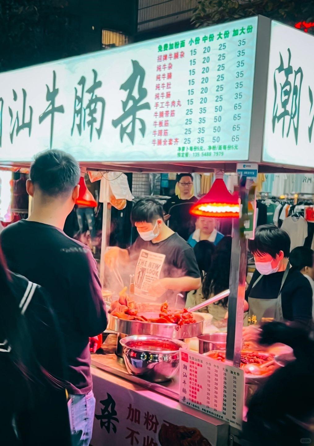 來深圳寶安鹽田美食街除了吃,也有鮮花及小飾物買,便宜又好逛。(圖片來源:牛馬探個店@小紅書)