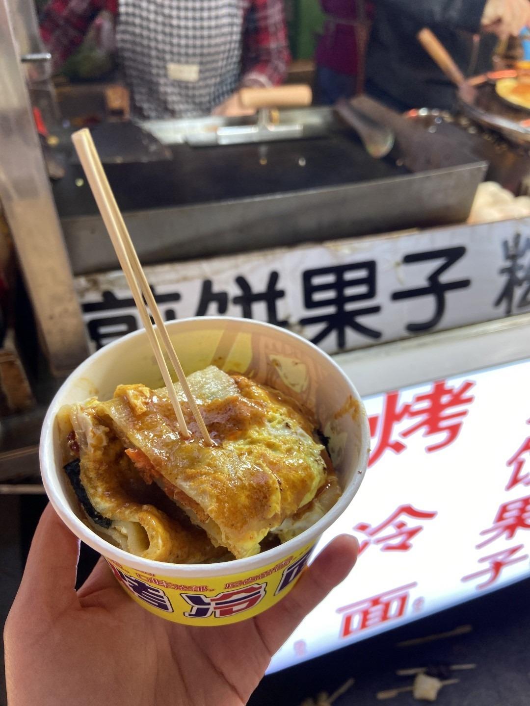 深圳水圍村夜市的「烤冷麵」有紫菜、雞柳、芝士等,是推介美食。(圖片來源:Jenny深漂香港女生@小紅書)