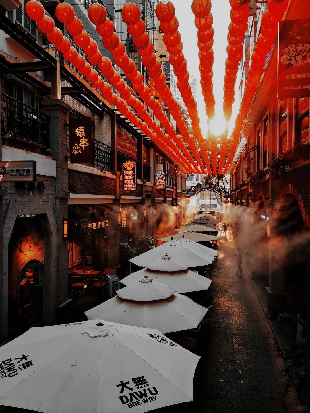 深圳水圍村夜市座落在深圳水圍1368文化街內,招牌紅燈籠及嶺南建築是打卡位,就是街上的食桌也是打卡的好地方。(圖片來源:azura@小紅書)