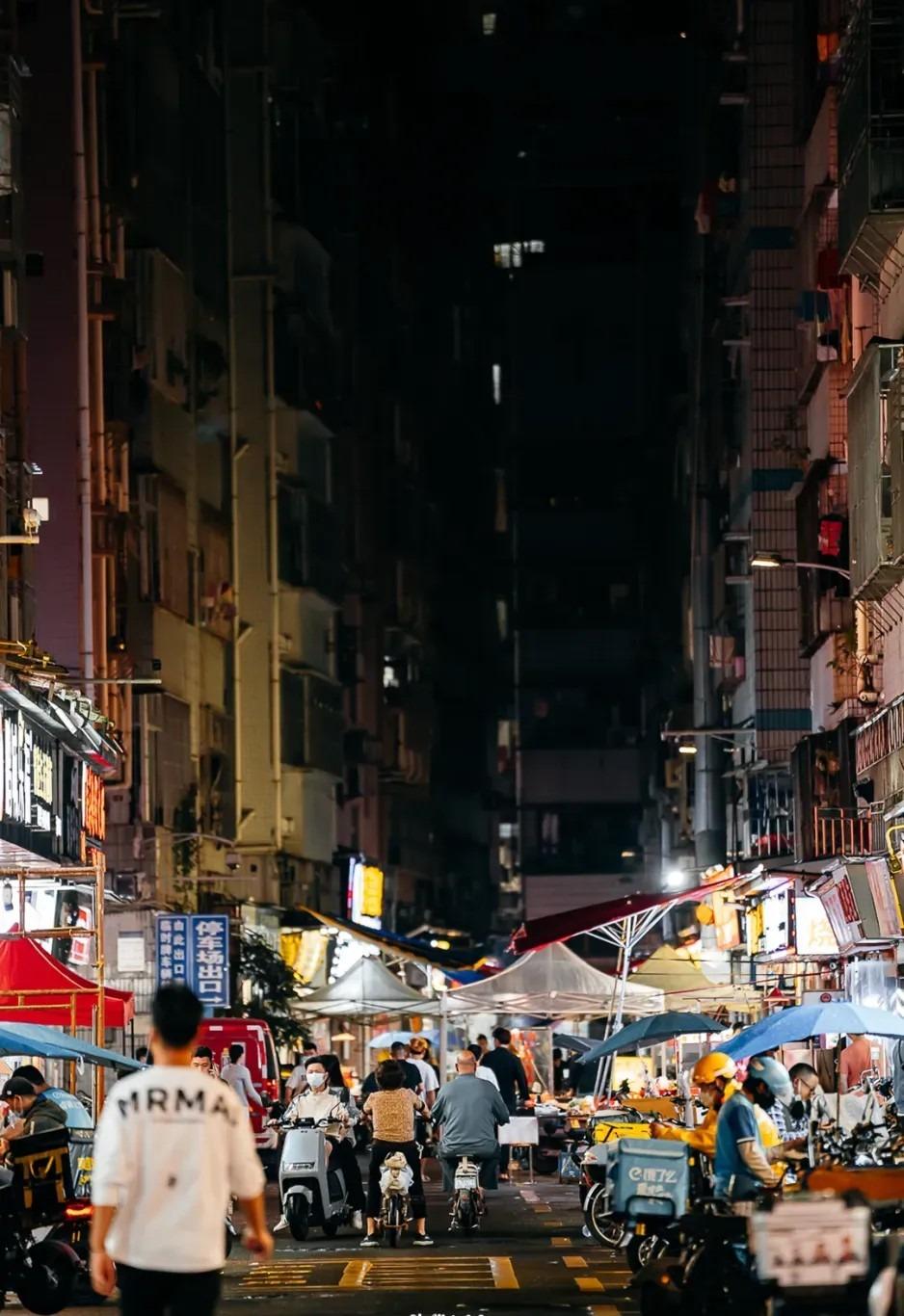 牛巷坊潮汕夜市雖然外表不起眼,卻是深圳最旺的潮汕夜市,這裏很攤擋每晚都坐無虛席。(圖片來源:文旅深圳)