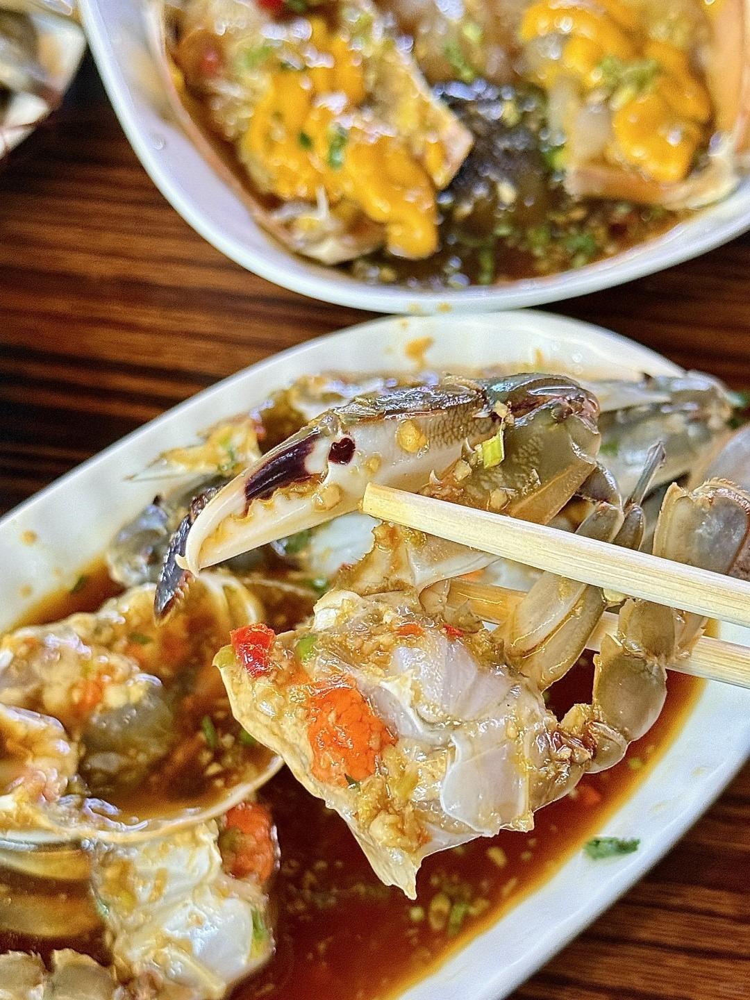 在牛巷坊潮汕夜市內,潮汕生腌蟹是必吃。(圖片來源:momo@小紅書)