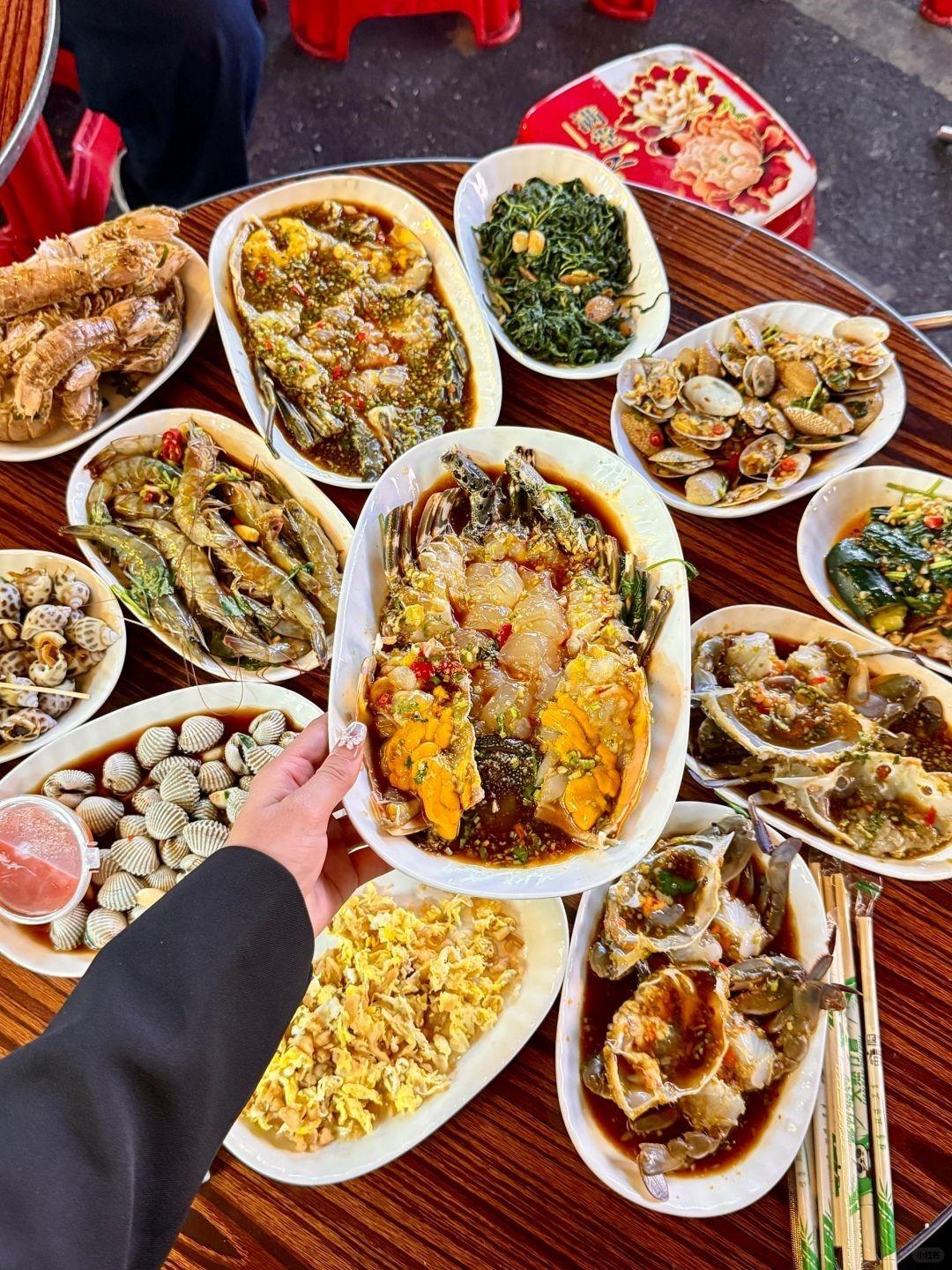 在牛巷坊潮汕夜市內,潮汕生腌海鮮十分受歡迎。(圖片來源:momo@小紅書)