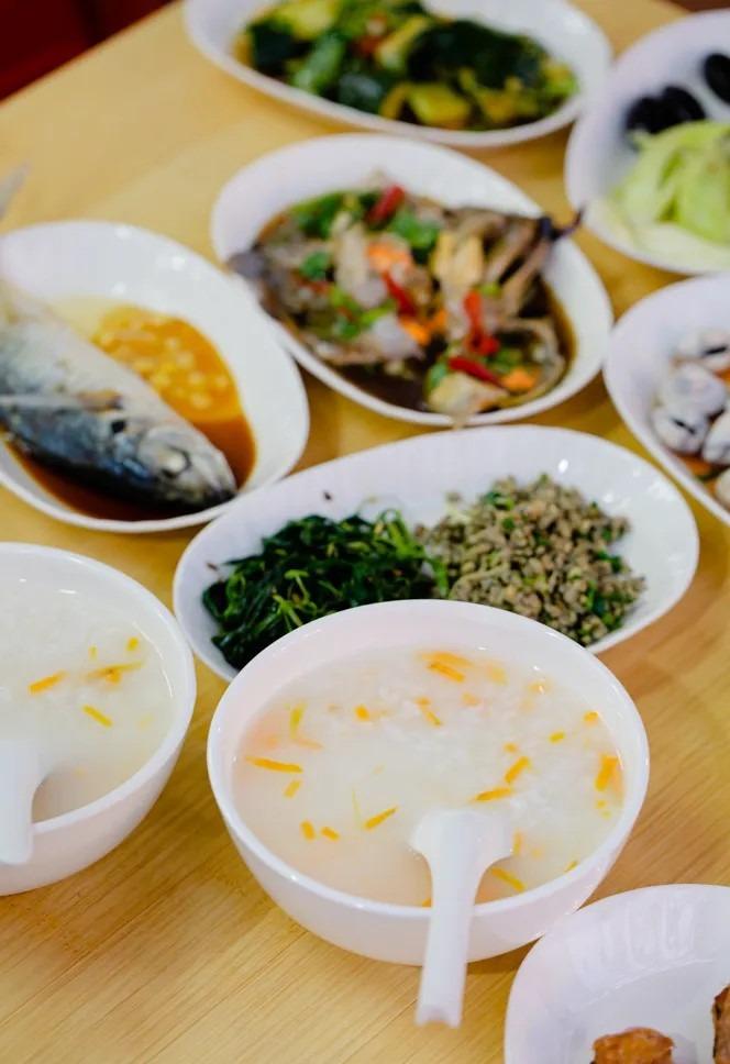 潮汕生腌食物一般味鹹,一定要搭配蕃薯粥來吃,吃過一家就會吃不停。(圖片來源:momo@小紅書)