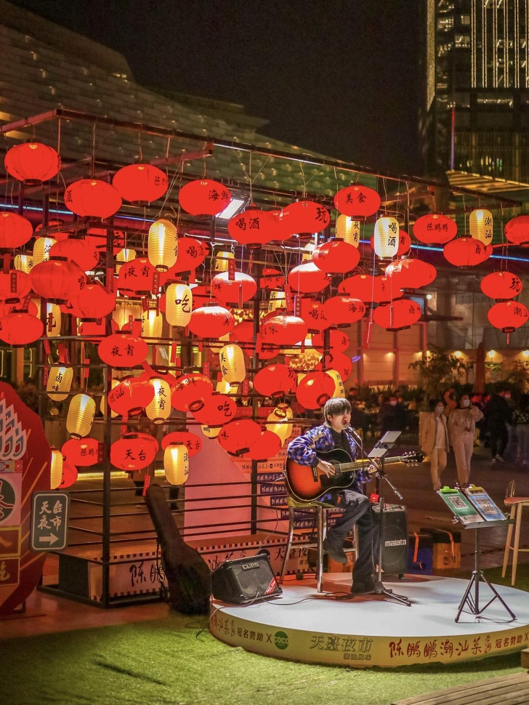 深圳COCO Park天台夜市每晚都有表演,邊吃邊欣賞會不會增進食慾?(圖片來源:東莞負婆@小紅書)