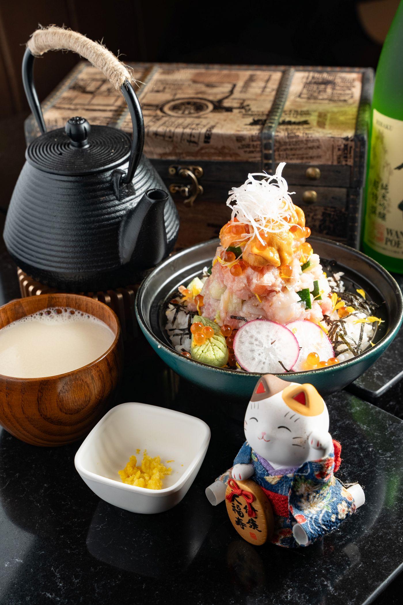 特上三文魚蓋飯$158 有炙燒吞拿魚腩碎、帆立貝、吞拿魚、八爪魚和北寄貝。特上三文魚蓋飯追加極上日本北海道海膽及松葉蟹肉$218