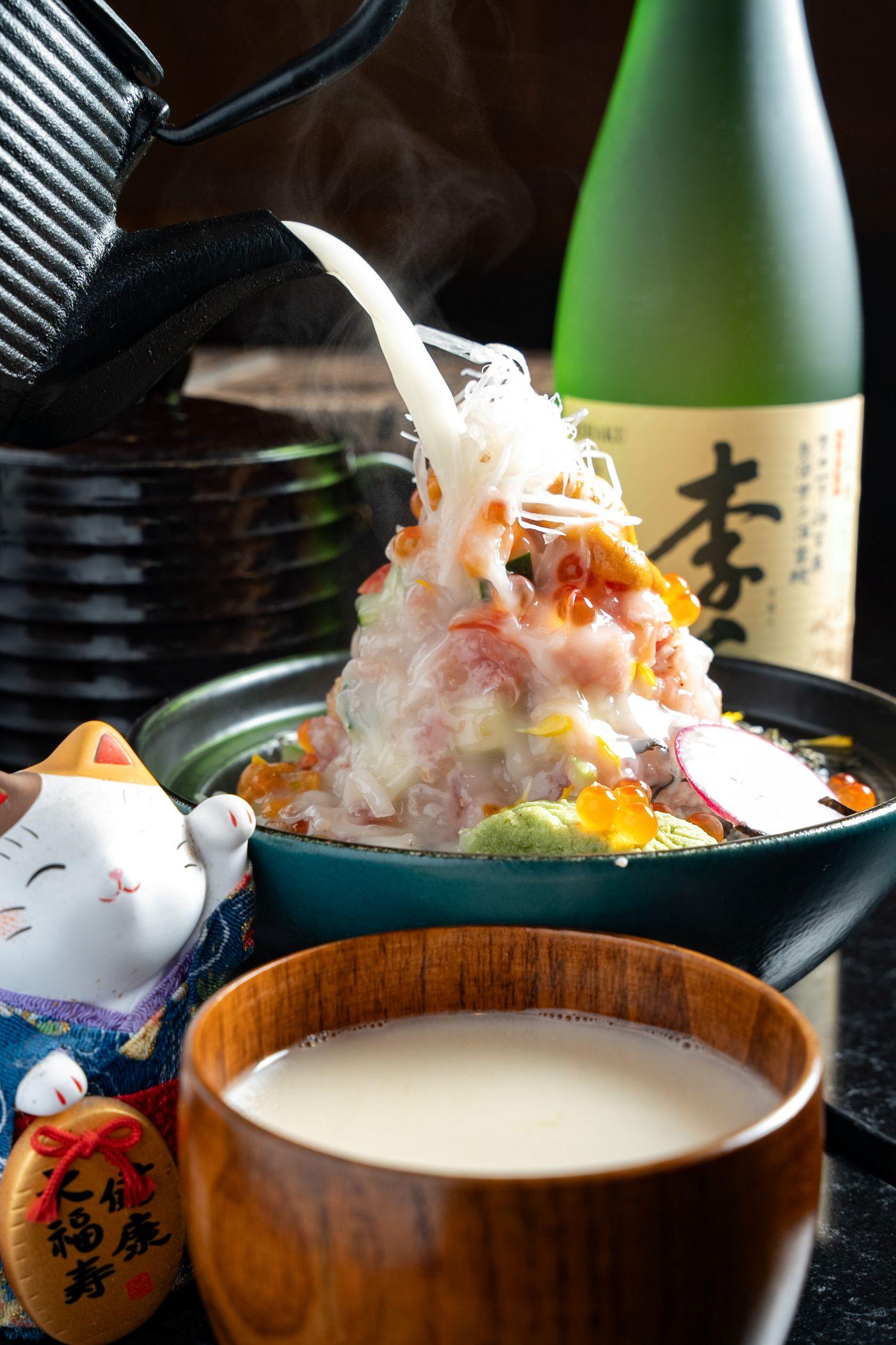 附上熱騰騰的香濃奶白鯛魚湯,加上清新的鮮柚子皮和大葱,令鮮甜味更昇華。