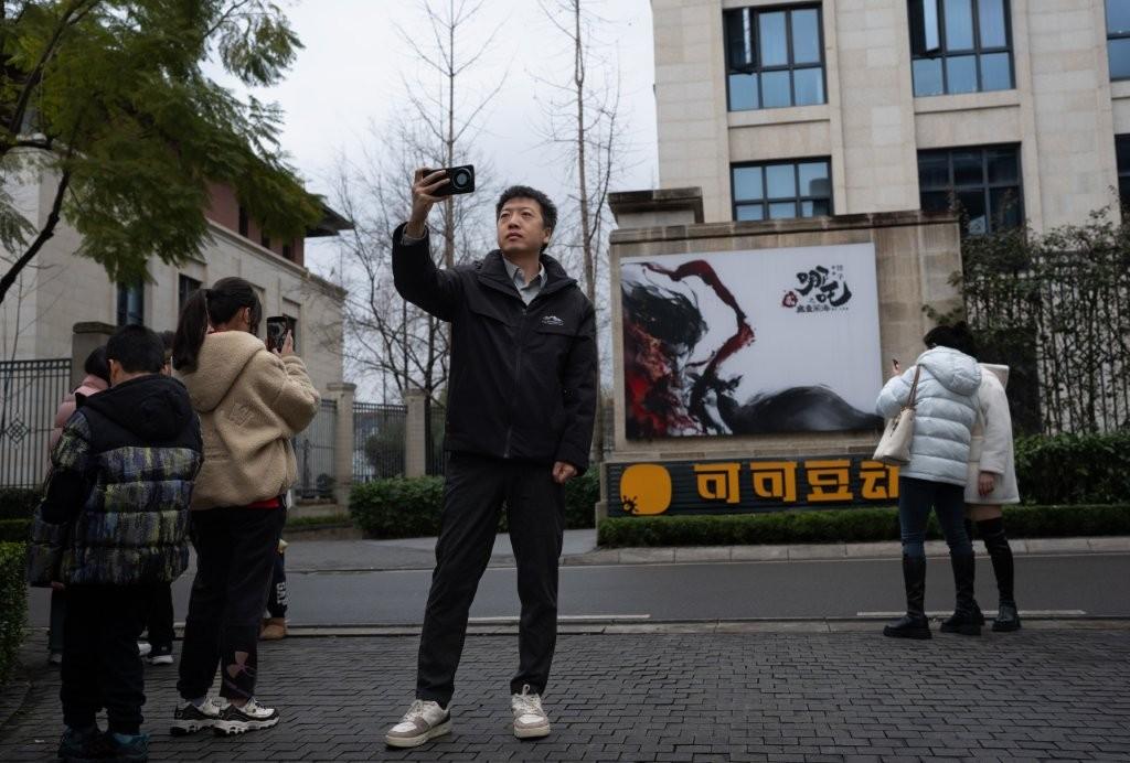 《哪吒2》在全國火熱,周邊產品大賣之餘,多個省市亦爭認做「哪吒家鄉」。(新華社)