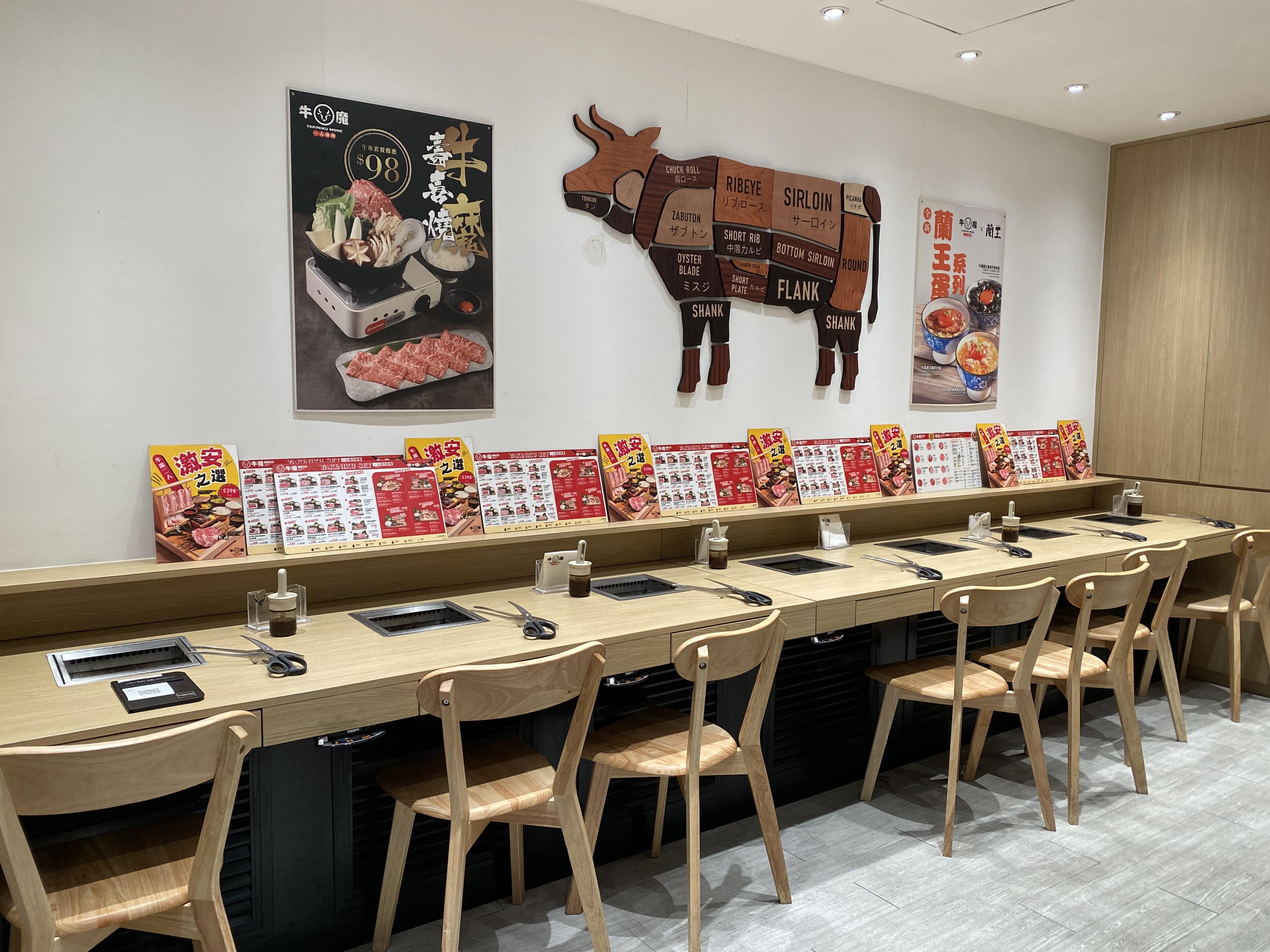燒肉店特設一排一人座位。