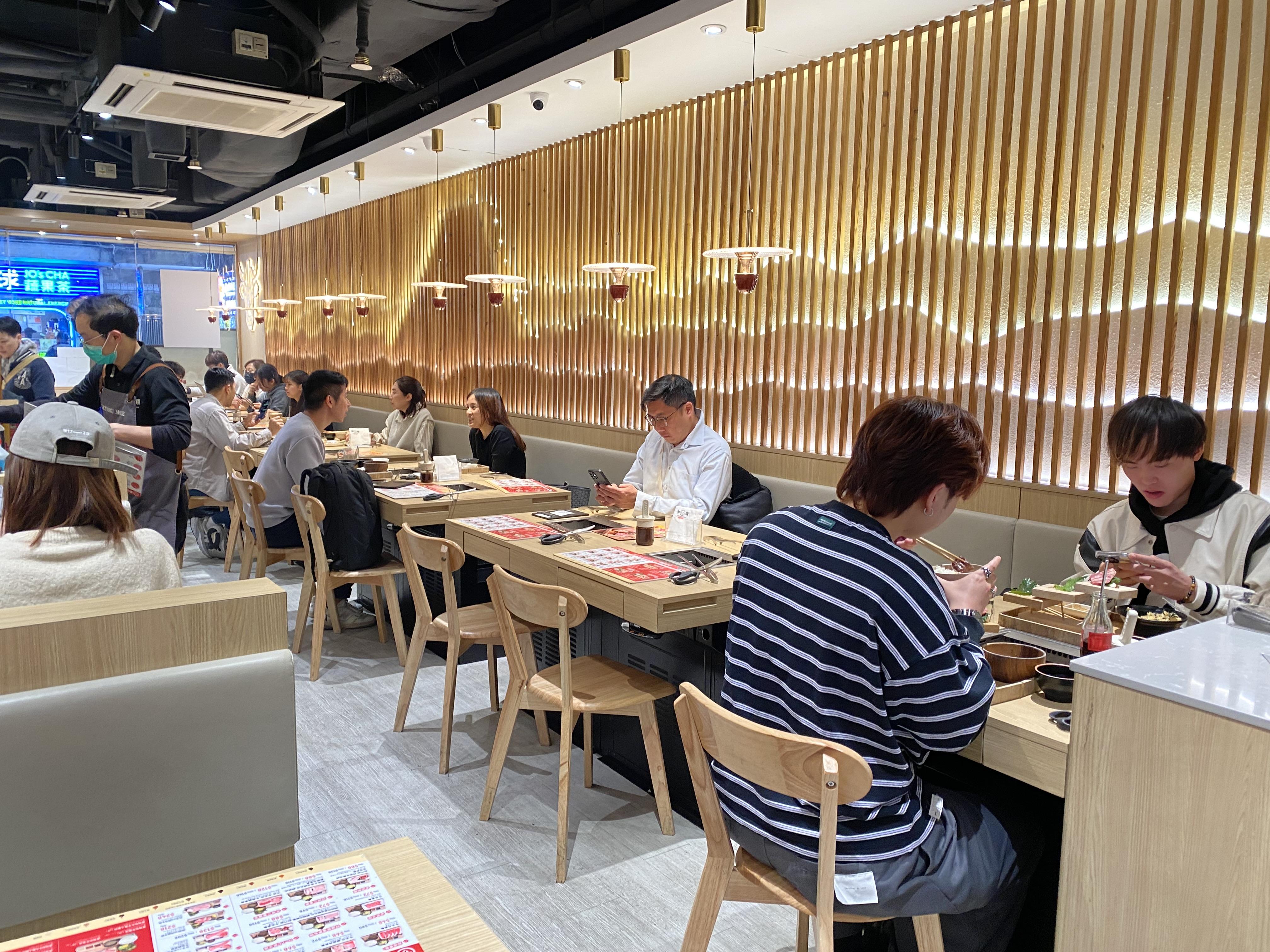 平日店舖晚上11時關門,周末收12時,適合夜貓子來吃燒肉。