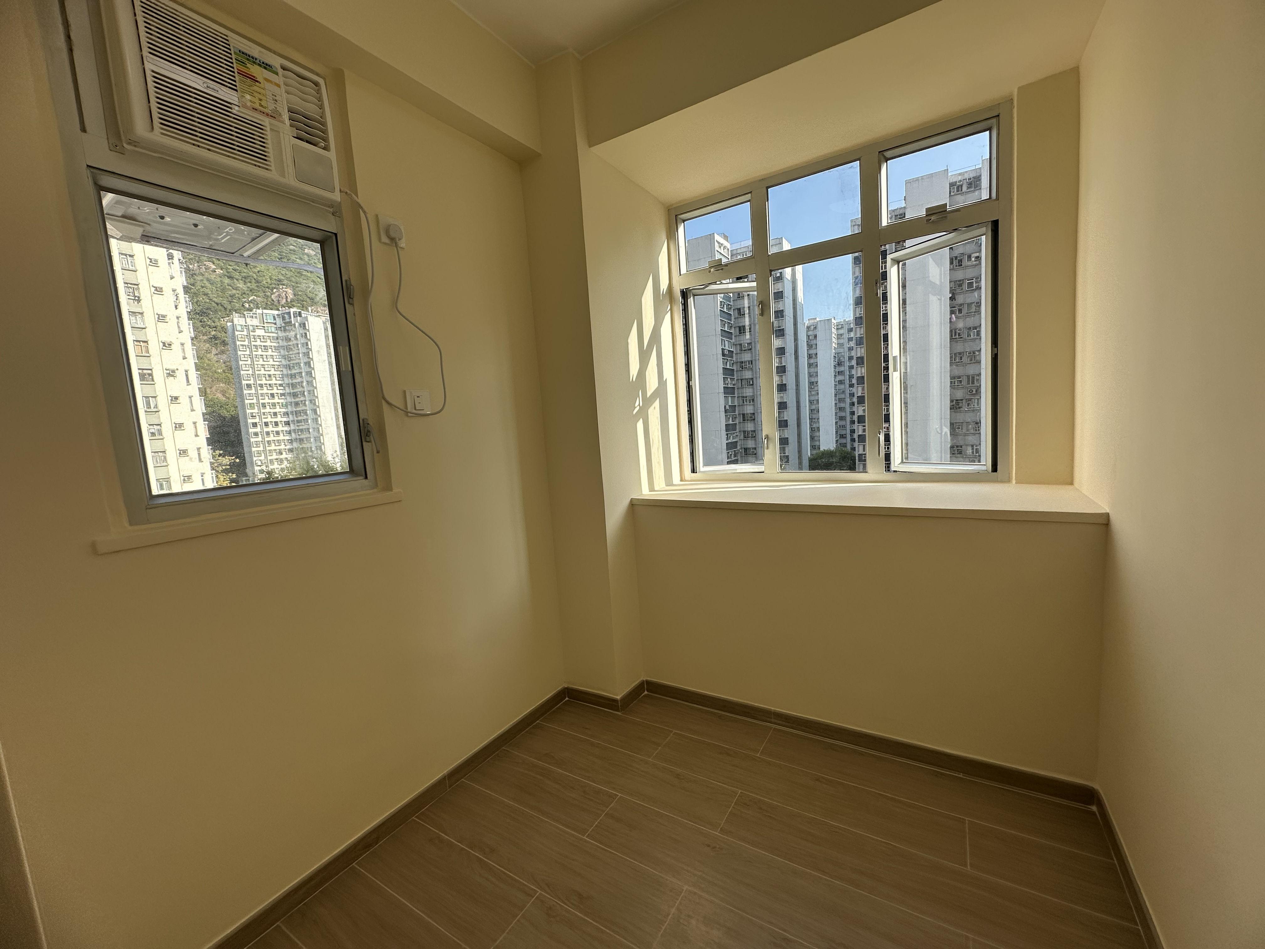 睡房其中一邊窗望樓景,另一邊則望部分山景,光線充沛。