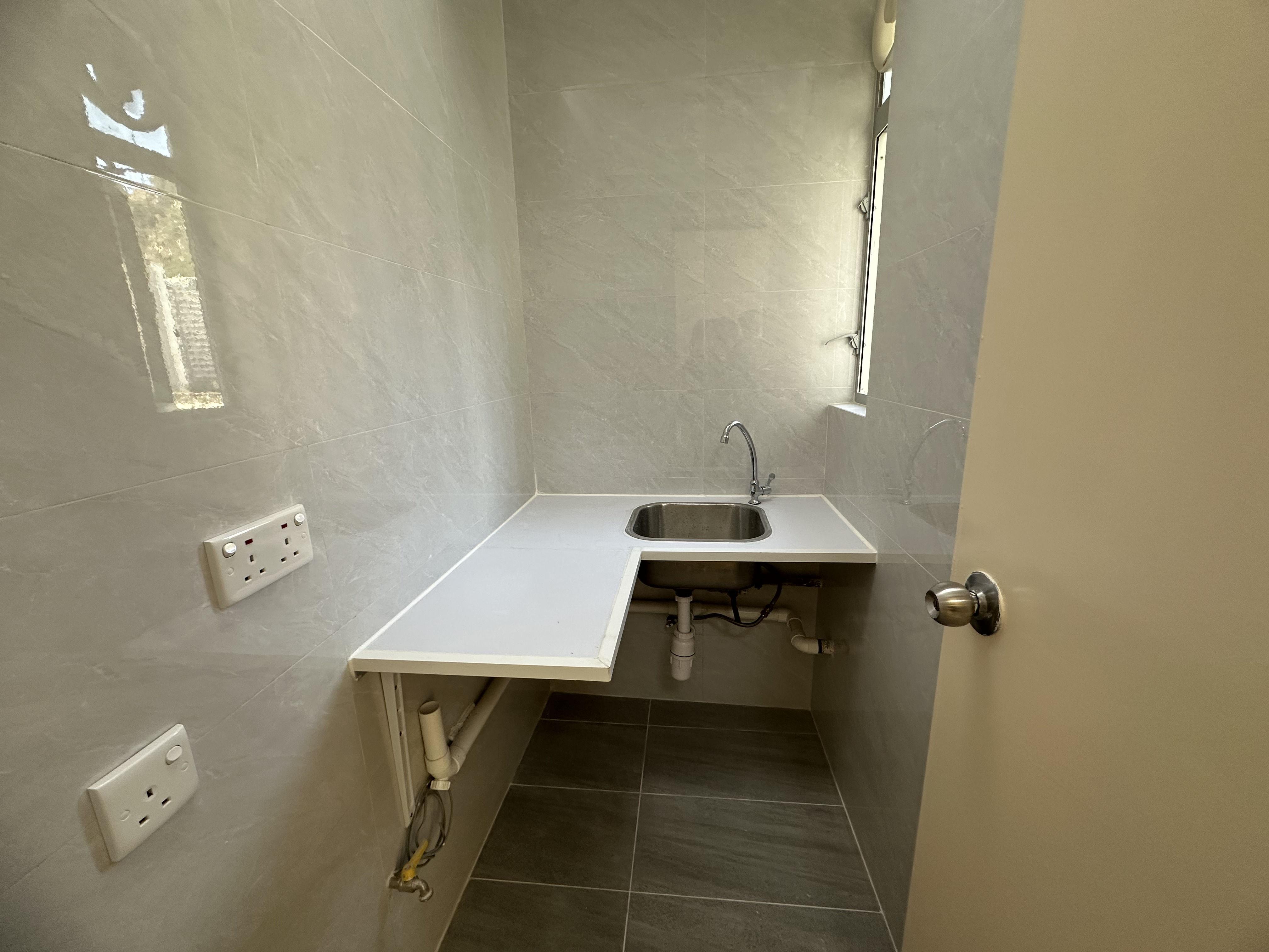 廚房裝修簡單,適合較少下廚的家庭,或自行增添儲物櫃作收納之用。