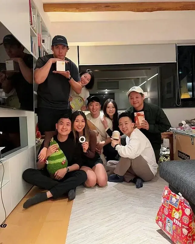 網上流傳Cloud與T-Ma出席朋友聚會的照片,兩人黐到實合照。