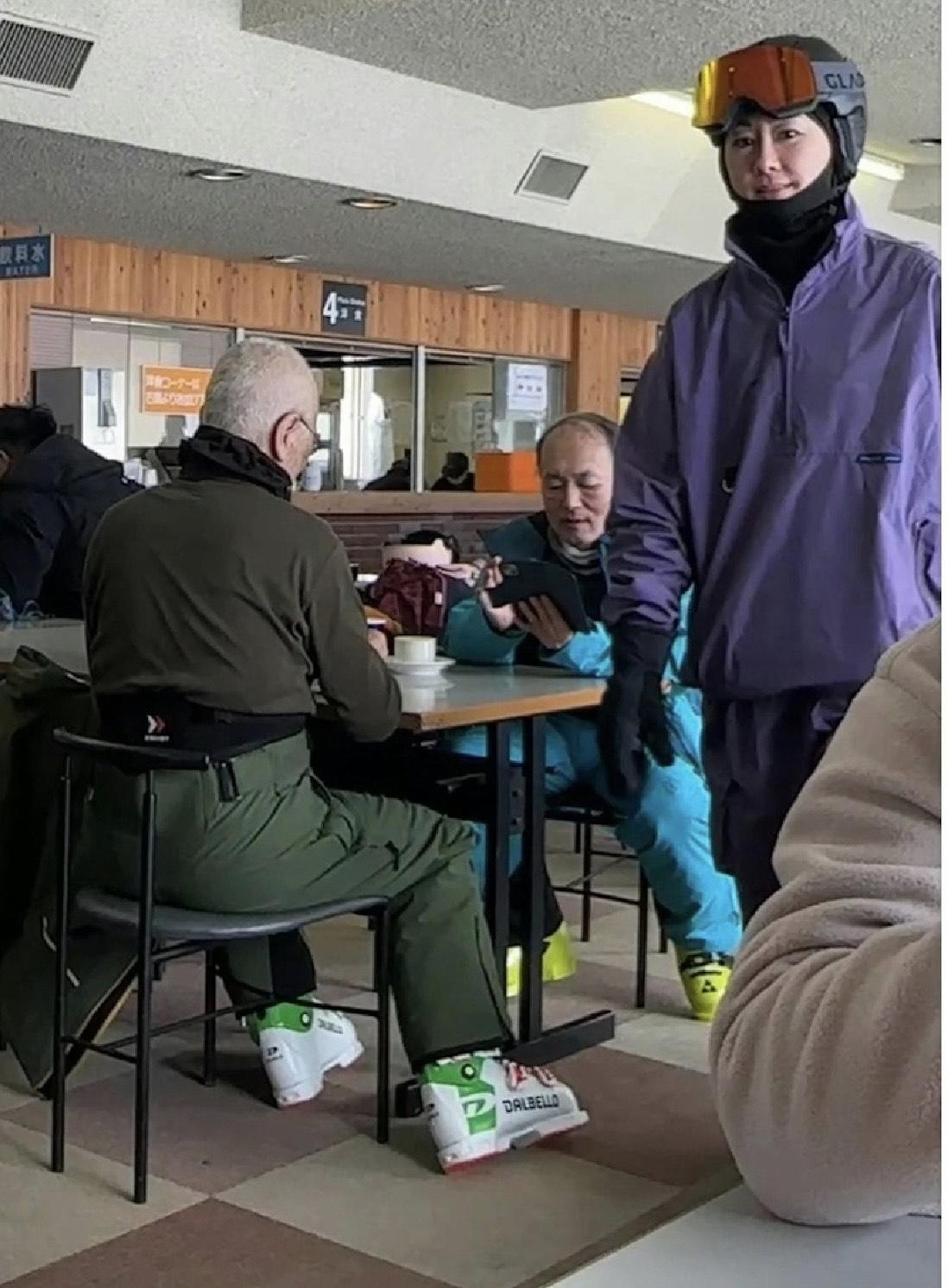 農曆新年,胡定欣與男友及洪永城夫婦更一行四人齊去日本二世古滑雪。