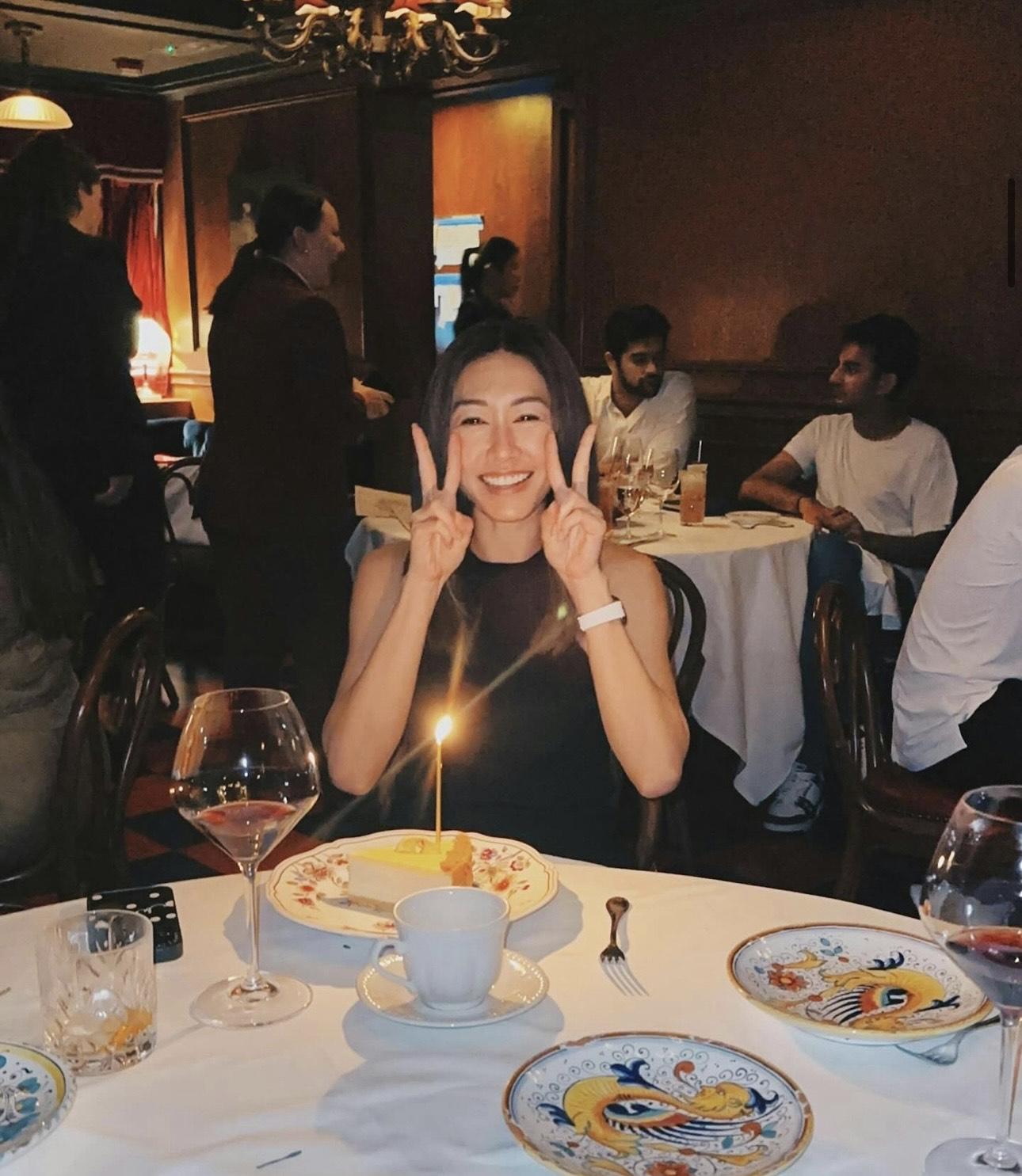 去年9月胡定欣43歲生日時醫生男友亦在場,雖然合照中未有露面,但枱上有4份餐具已洩密。