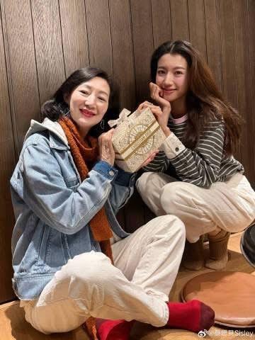 蔡思貝生日反送香水給母親。