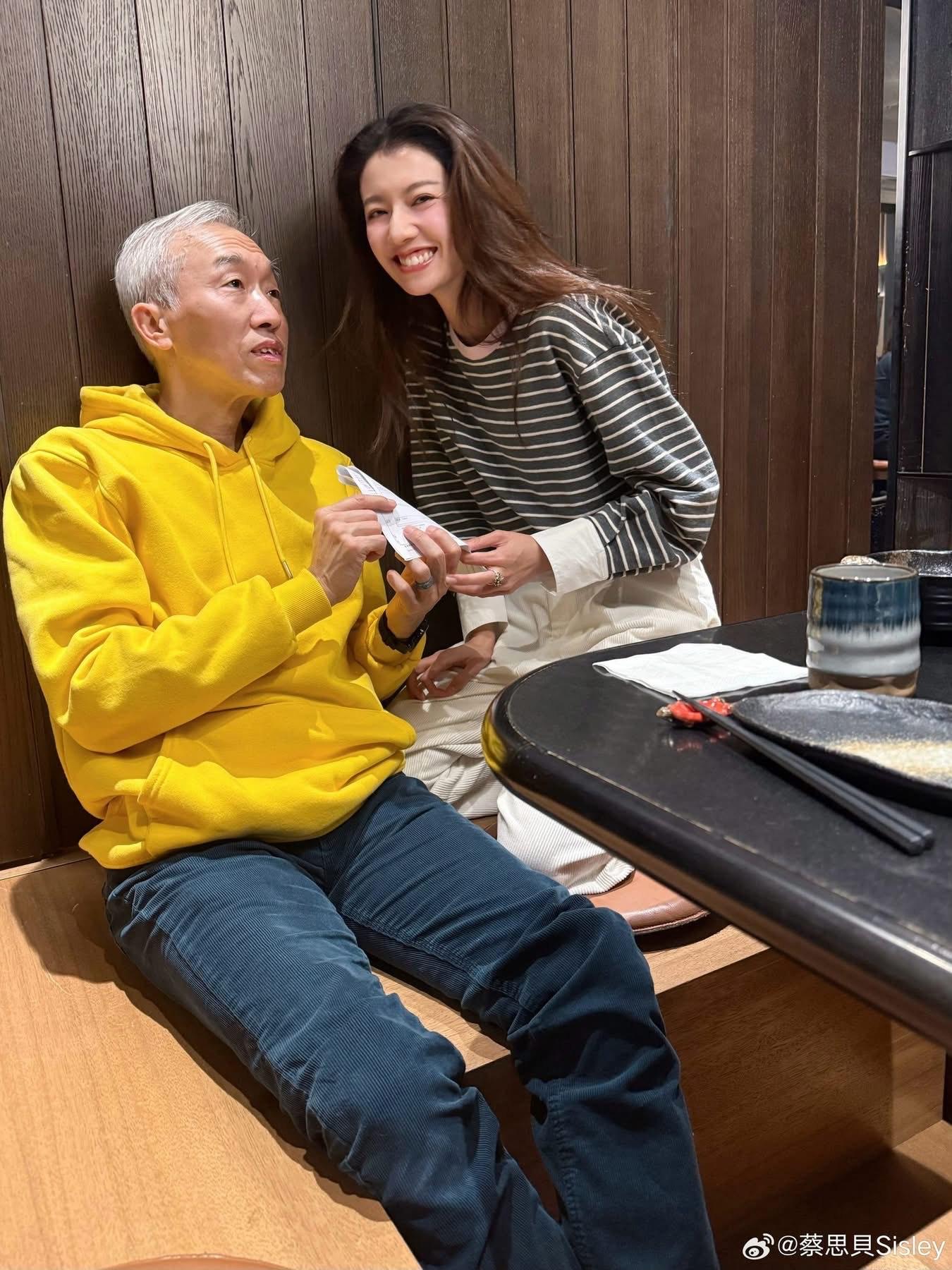 蔡思貝送電費單、水費單給父親。