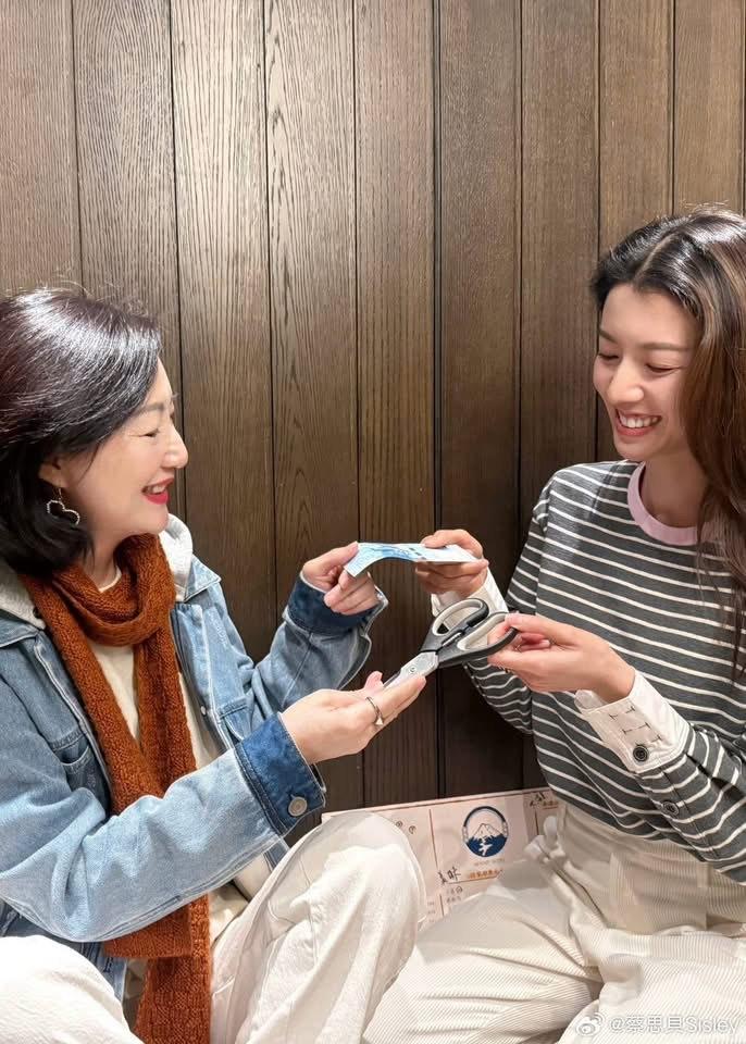 蔡思貝新年不小心掉了廚房鉸剪,蔡媽媽搞笑收返女兒二十元。