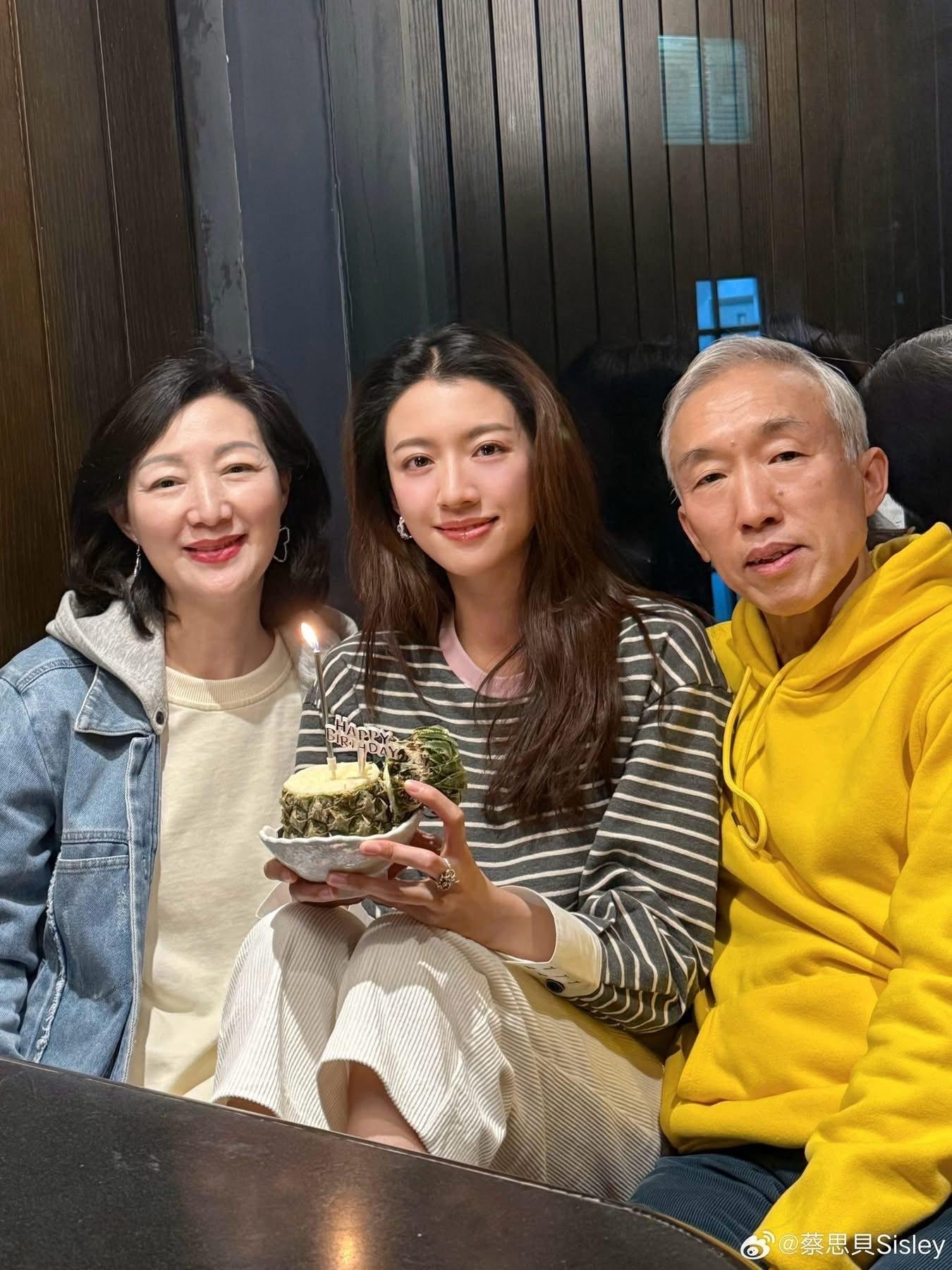 蔡思貝34歲生日遇血光之災 送電費水費單贈爸爸作禮物