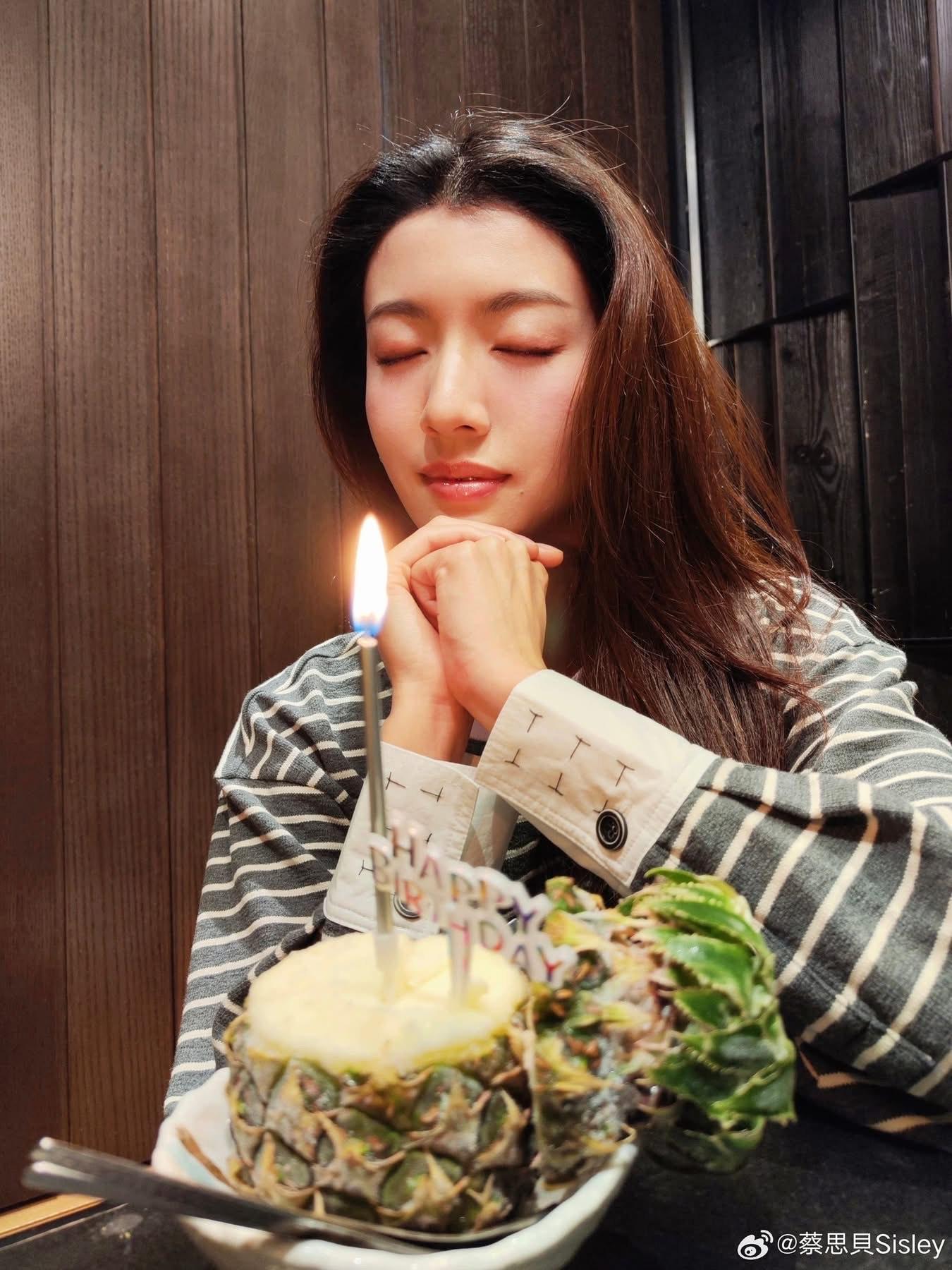 蔡思貝昨日(6日)迎來34歲生日。