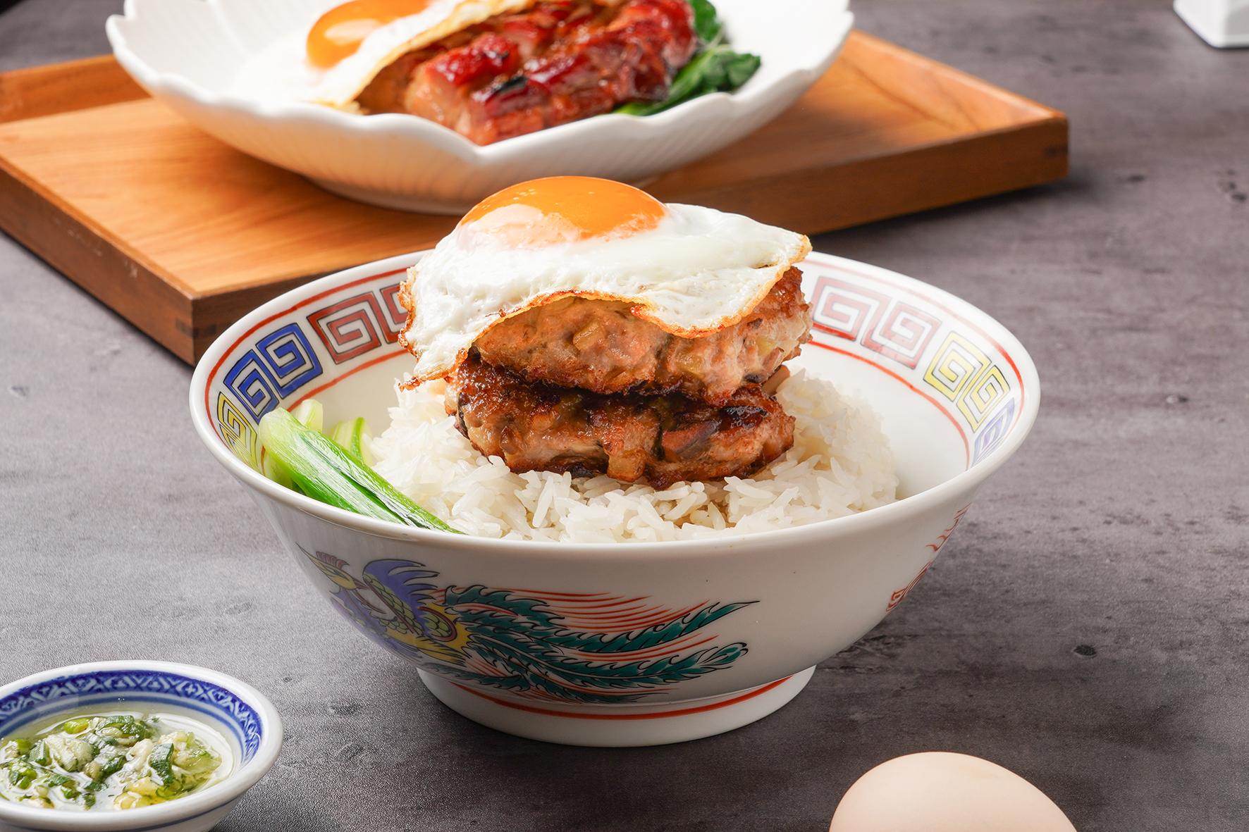 葱油肉餅煎蛋飯$65 肉餅以新鮮馬蹄、洋葱、冬菇、薯仔與豚肉搓成,肉香混合蔬菜的鮮甜。白飯佐以自製葱油更香口。