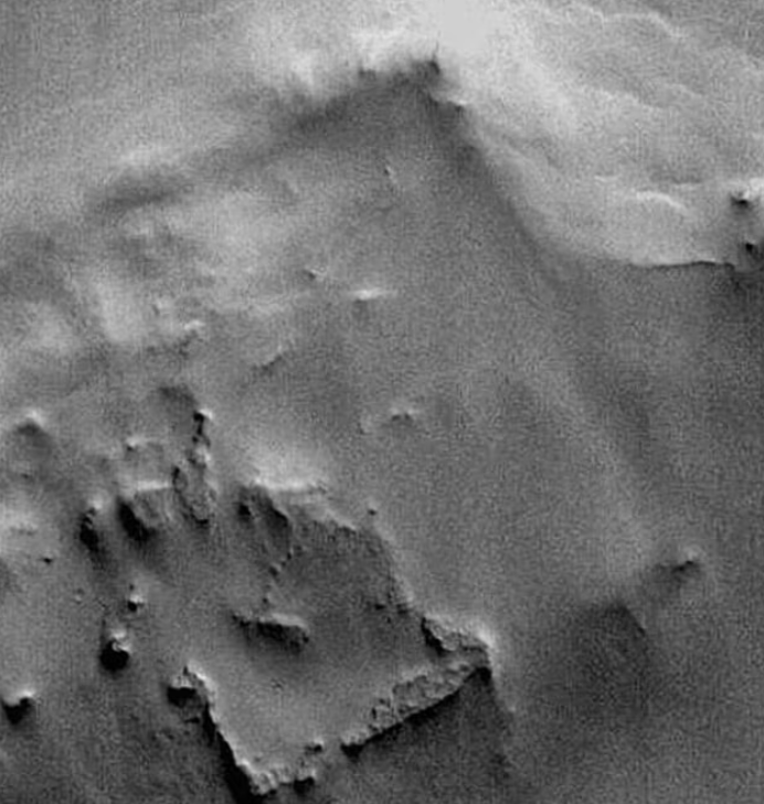 NASA在火星拍到方形結構,引起網民議論。(互聯網)