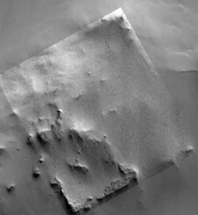 NASA在火星拍到方形結構,引起網民議論。圖為經過清晰化處理的照片。(互聯網)