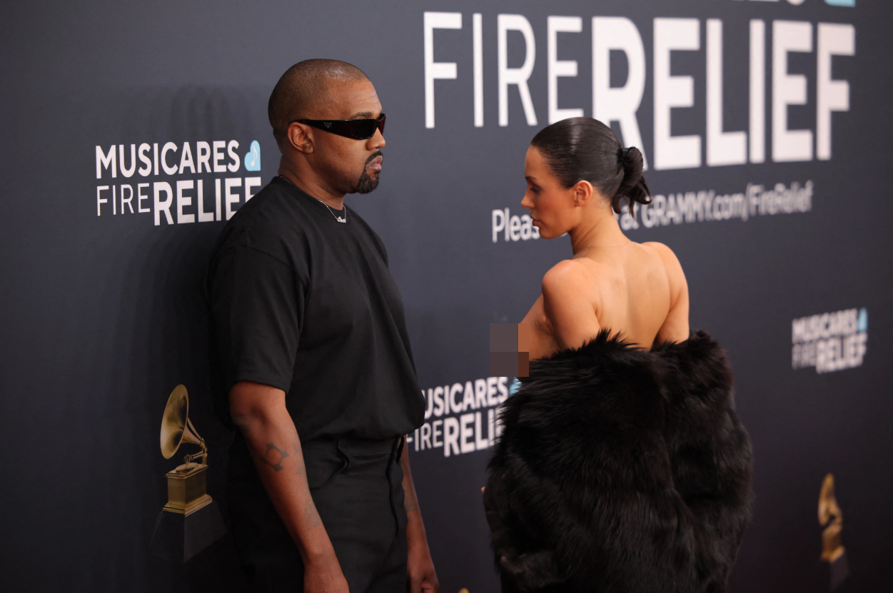 Kanye West與太太Bianca Censori出席格林美頒獎禮行紅地氈,其間Bianca突然脫下黑色皮草。