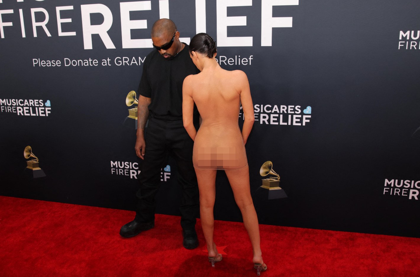 Kanye West與太太Bianca Censori出席格林美頒獎禮行紅地氈,Bianca突脫外衣,全裸示人。