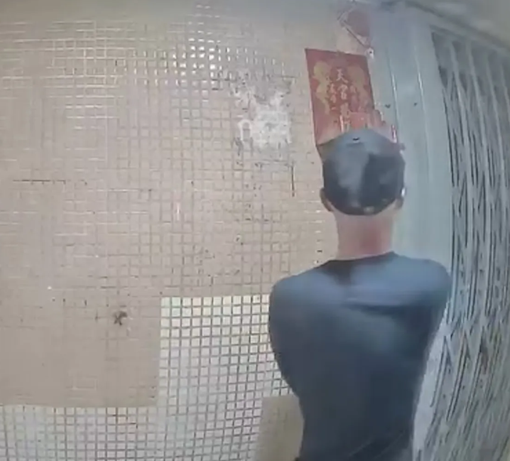 一名男子闖進黃大仙下邨龍豐樓,向其中一個單位門口的鐵閘及門鐘抹上糞便。(影片截圖)