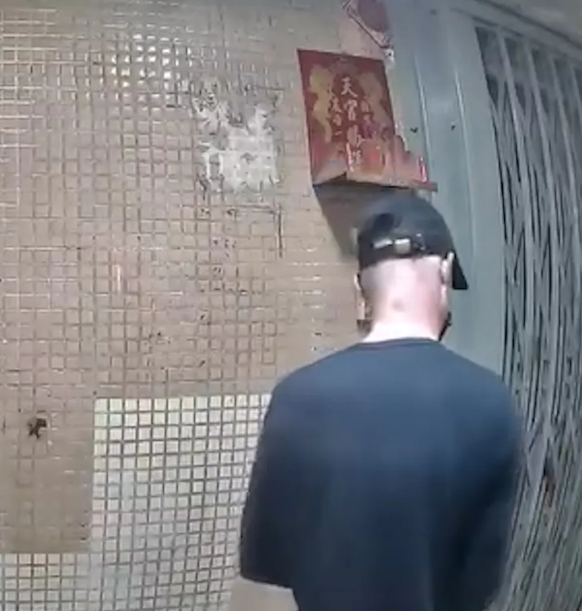 一名男子闖進黃大仙下邨龍豐樓,向其中一個單位門口的鐵閘及門鐘抹上糞便。(影片截圖)