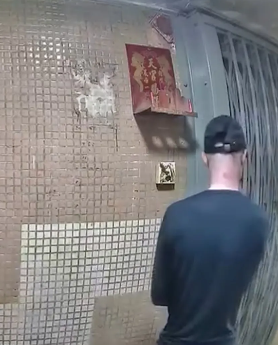 一名男子闖進黃大仙下邨龍豐樓,向其中一個單位門口的鐵閘及門鐘抹上糞便。(影片截圖)