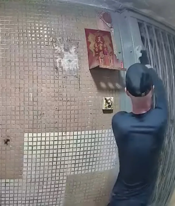 一名男子闖進黃大仙下邨龍豐樓,向其中一個單位門口的鐵閘及門鐘抹上糞便。(影片截圖)