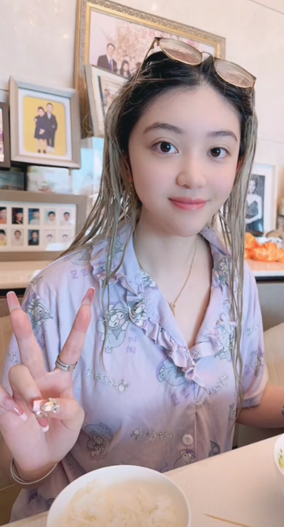 蔡天鳳媽媽亦公開數十張照片,分享幼女成長過程,當中有很多母女合照,再配上《明天會更好》的歌曲。(蔡天鳳媽媽@抖音)