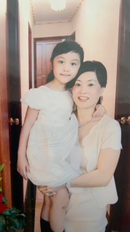 蔡天鳳媽媽亦公開數十張照片,分享幼女成長過程,當中有很多母女合照,再配上《明天會更好》的歌曲。(蔡天鳳媽媽@抖音)