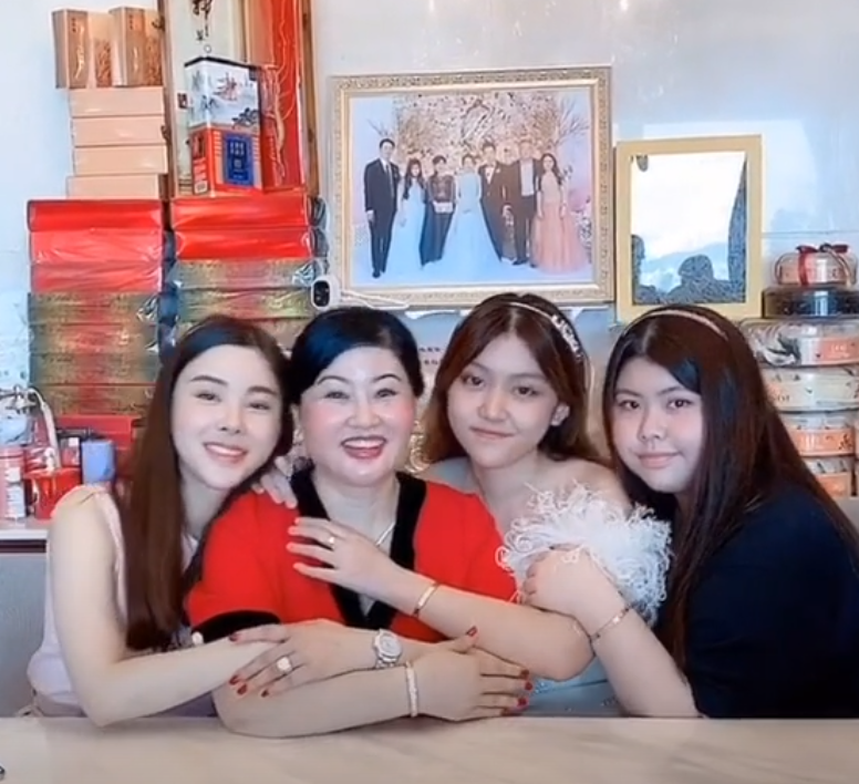 蔡天鳳媽媽(左二)分享二女(左四)及幼女(左三)先後考上名牌大學,同時歸功於大女蔡天鳳(左一)。(蔡天鳳媽媽@抖音)