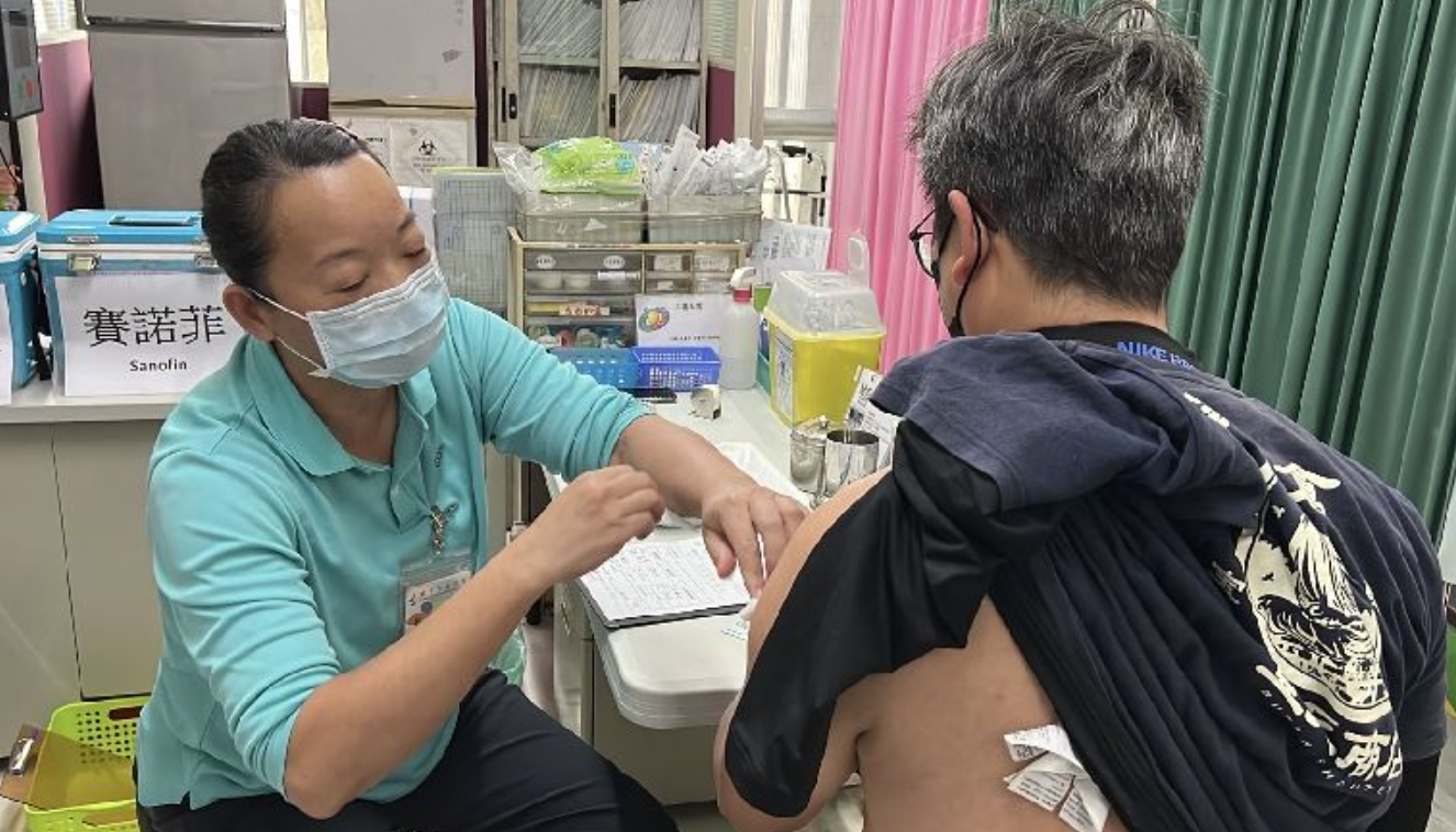 受藝人大S赴日期間因流感併發肺炎逝世影響,台東各醫療院所4日一早湧入施打公費流感疫苗人潮。(中央社)