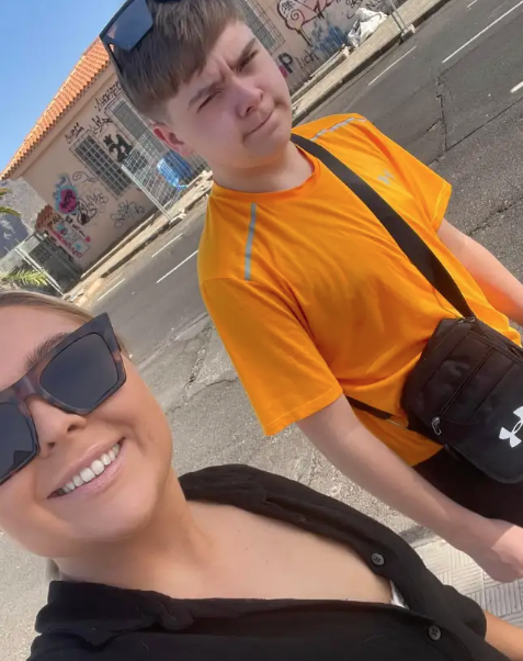 Willgoose生前跟母親合照。(互聯網)