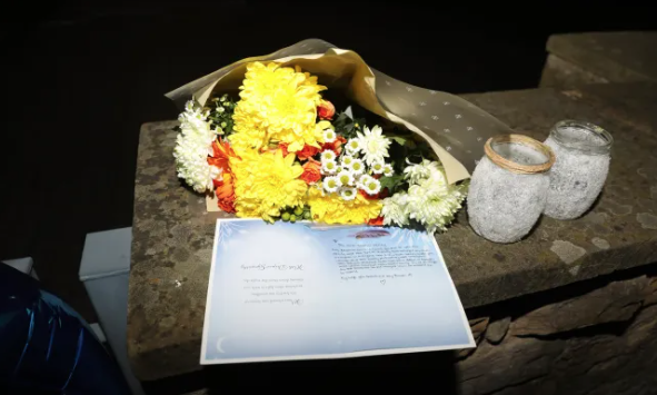 同學及好友擺放花束悼念。(互聯網)