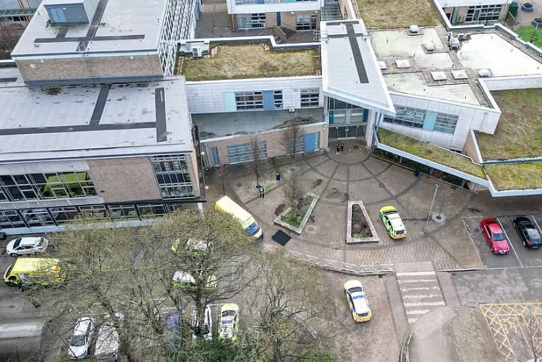 案發後校園一度封鎖。(互聯網)