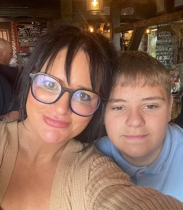 Willgoose生前跟母親合照。(互聯網)