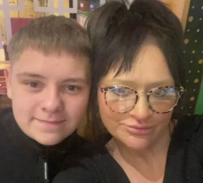 Willgoose生前跟母親合照。(互聯網)