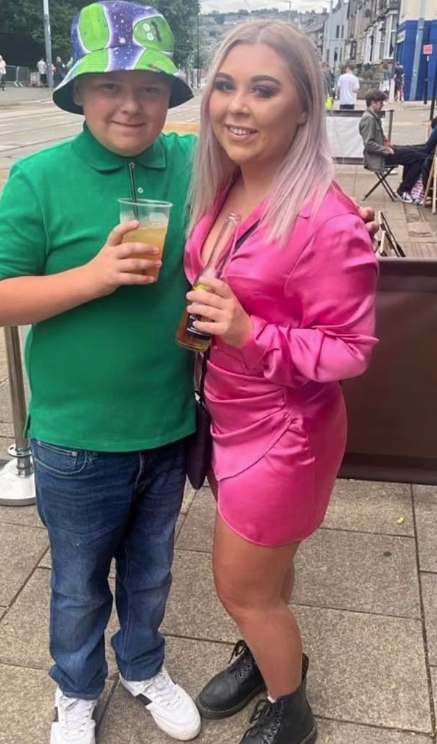 Willgoose生前跟姊姊合照。(互聯網)