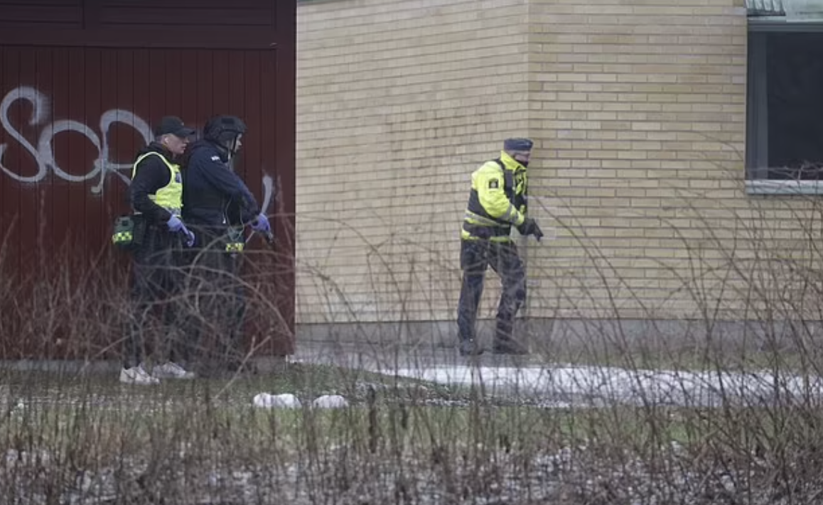 警方在場搜捕槍手。(互聯網)