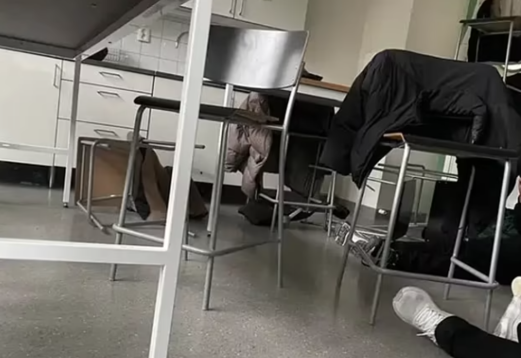 網上流傳相信是學生躲在課室內的照片。(互聯網)