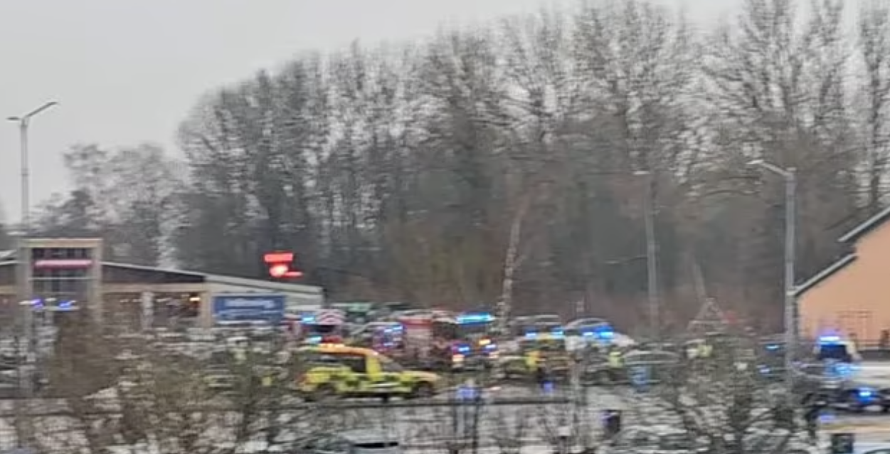 大批警車趕抵。(互聯網)